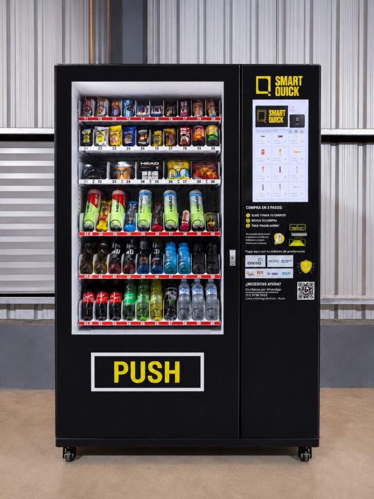 Fotografía de una máquina de vending de Smart Quick instalada en un club deportivo. Nuestras máquinas de vending sin inversión ni riesgos permiten generar ingresos adicionales, optimizar espacios y ofrecer un servicio diferencial